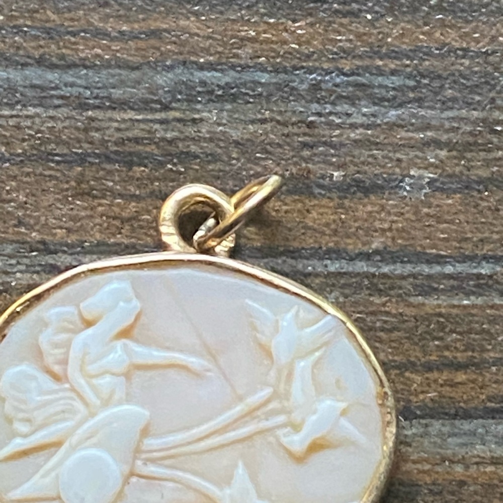 14k yellow gold cameo Venus Pendant - Picture 9 of 12